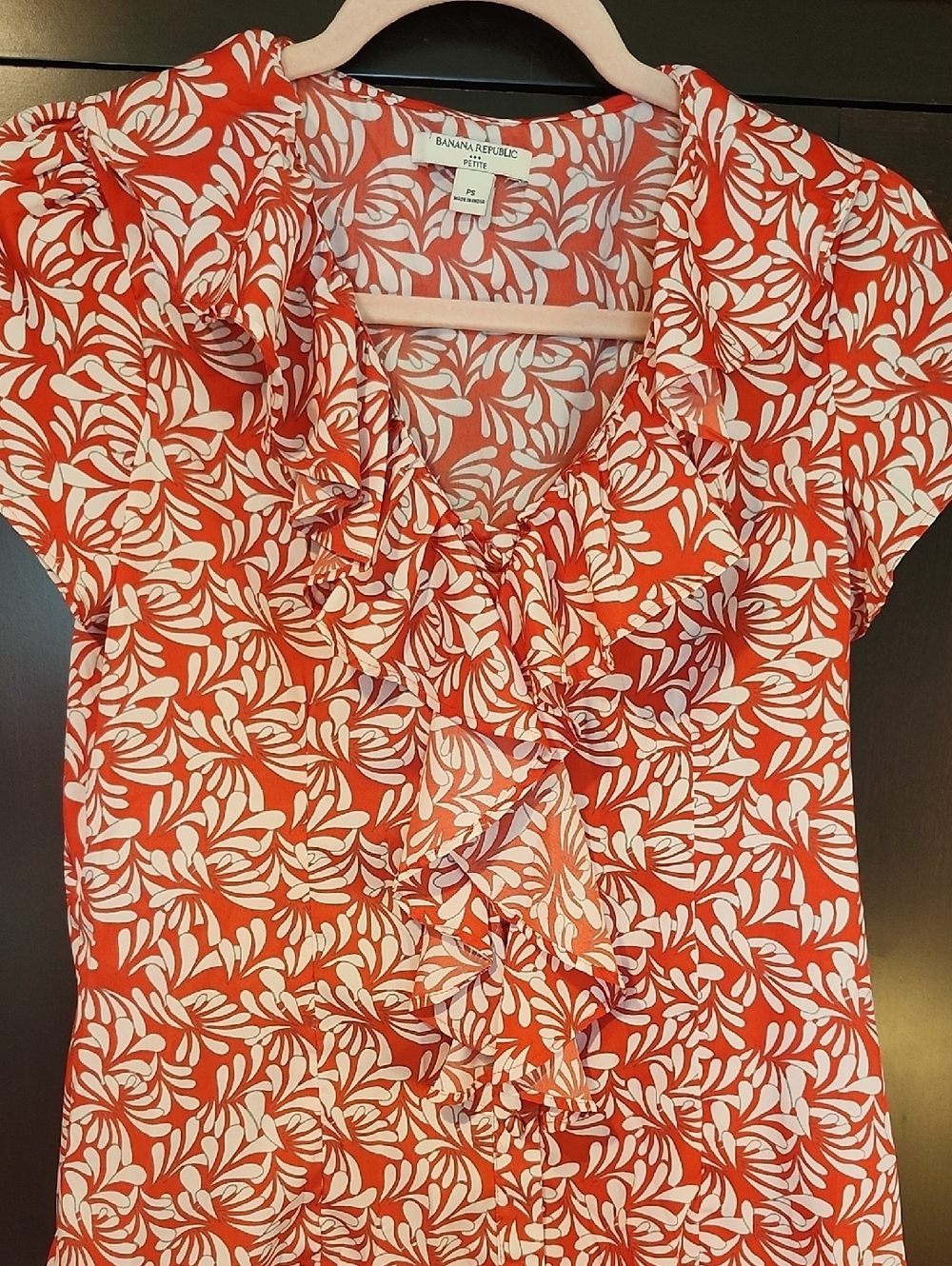 4/$20 Banana Republic White & Red Floral Ruffle Front Blouse